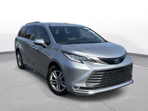 Used 2023 Toyota Sienna Limited image 4