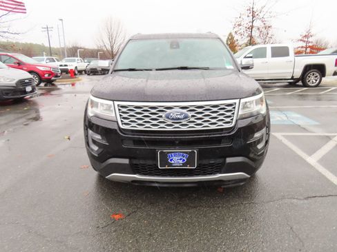 Used 2017 Ford Explorer Platinum image 2