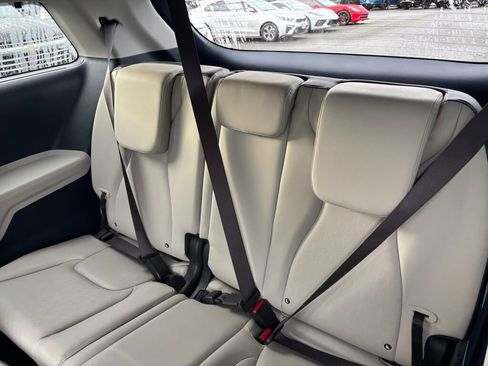 Used 2025 Kia Carnival EX image 13