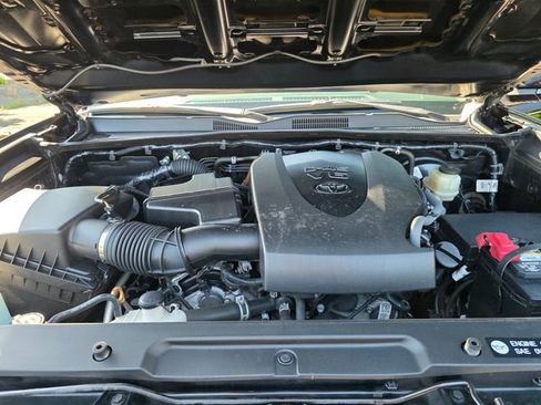 Used 2018 Toyota Tacoma TRD Sport AWD/4WD image 28