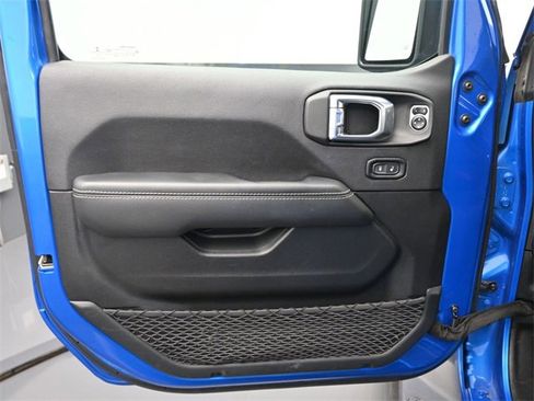 Used 2021 Jeep Gladiator Overland image 12