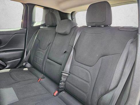 Used 2017 Jeep Renegade Altitude FWD image 12