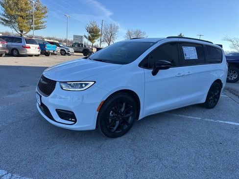 Used 2024 Chrysler Pacifica Touring-L w/ S Appearance Package image 9