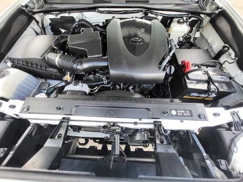 Used 2019 Toyota Tacoma TRD Off-Road AWD/4WD image 11