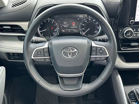Used 2023 Toyota Highlander XLE FWD image 25