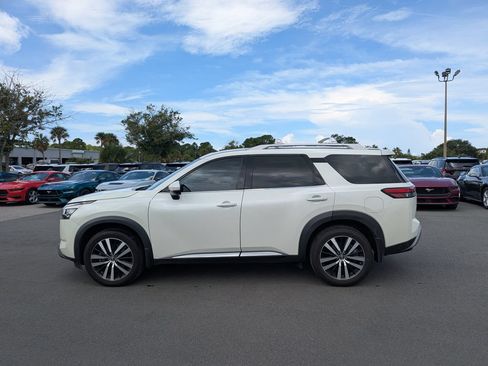 Used 2024 Nissan Pathfinder Platinum w/ Black Appearance Package FWD image 4
