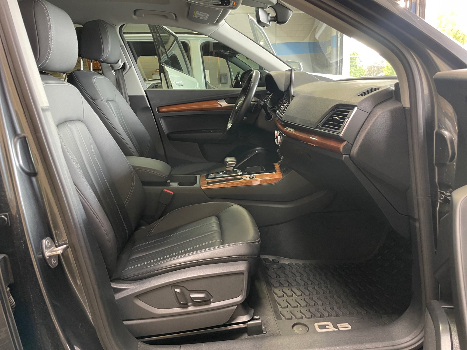 Used 2023 Audi Q5 2.0T Premium w/ Convenience Package AWD/4WD image 29