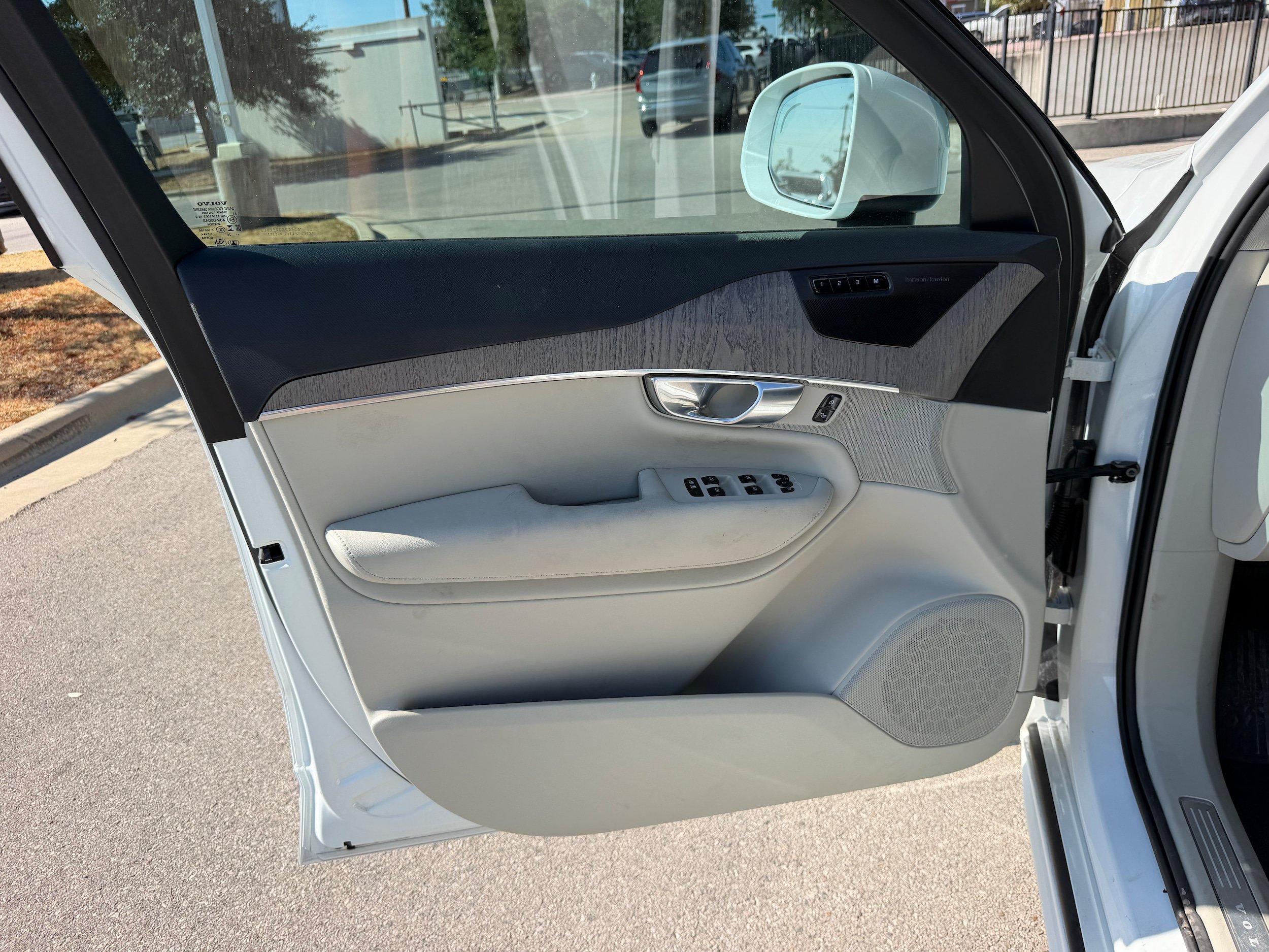 Certified 2025 Volvo XC90 T8 Plus w/ Protection Package Premier AWD/4WD image 24