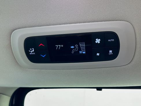 Used 2024 Chrysler Pacifica Touring-L image 26