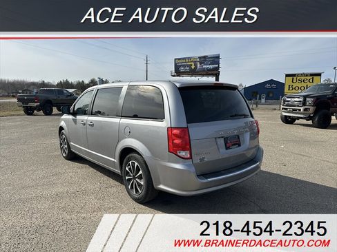 Used 2018 Dodge Grand Caravan SE image 3