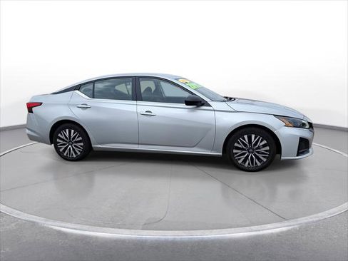 Used 2024 Nissan Altima 2.5 SV image 9