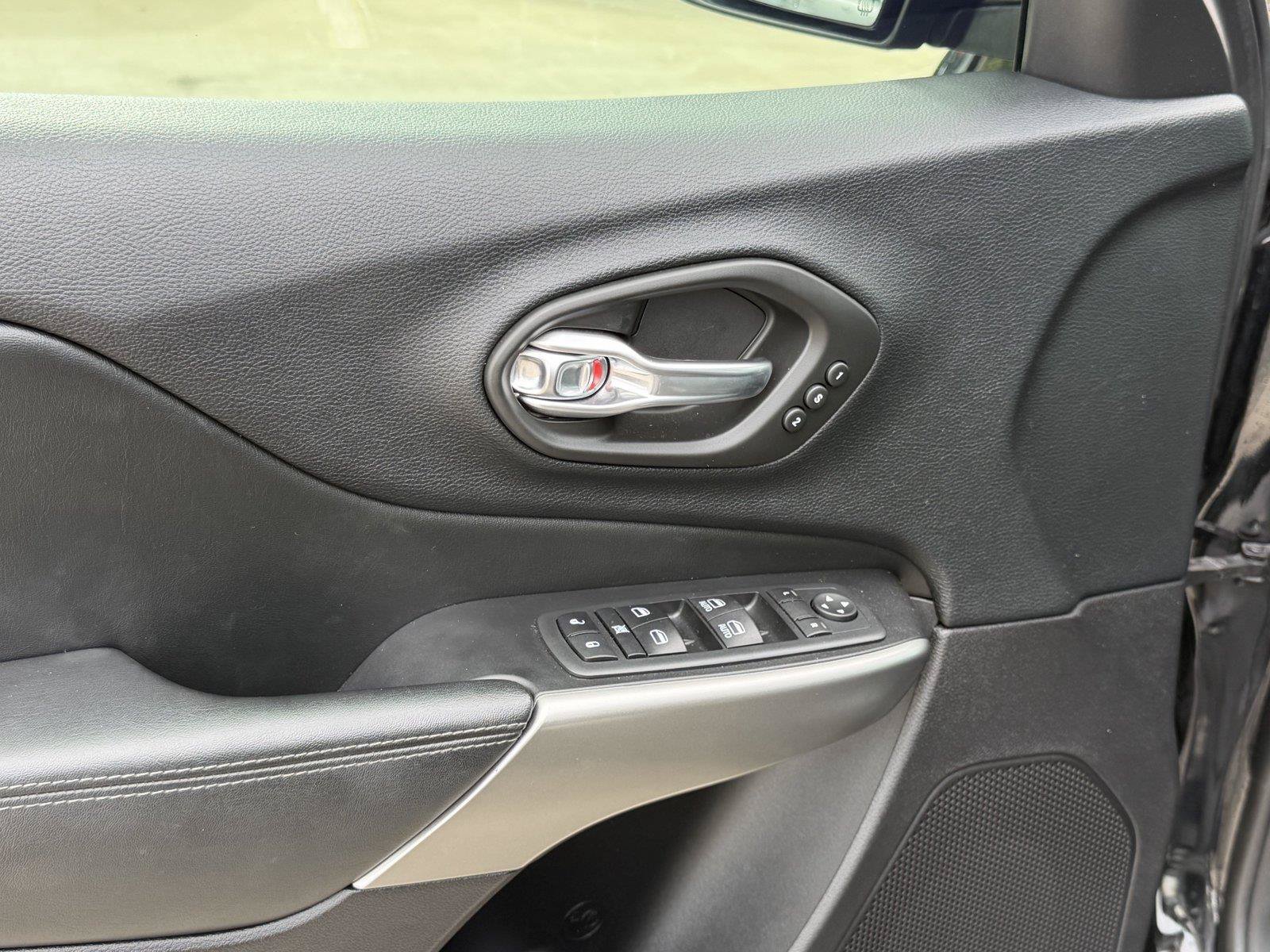 Used 2020 Jeep Cherokee High Altitude AWD/4WD image 13