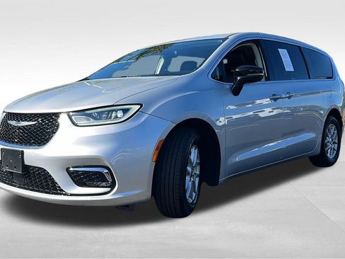 Used 2024 Chrysler Pacifica Touring-L FWD image 7
