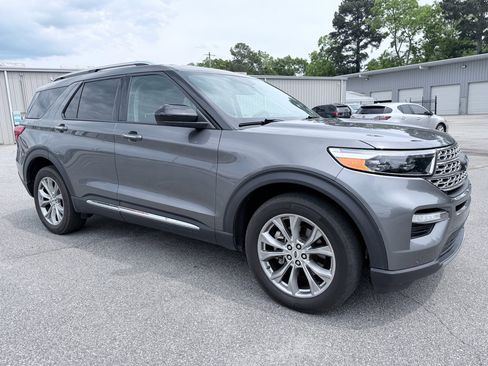 Used 2023 Ford Explorer Limited AWD/4WD image 2