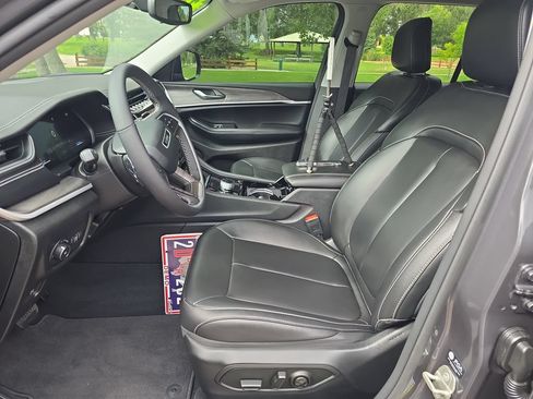 Used 2023 Jeep Grand Cherokee Limited AWD/4WD image 11