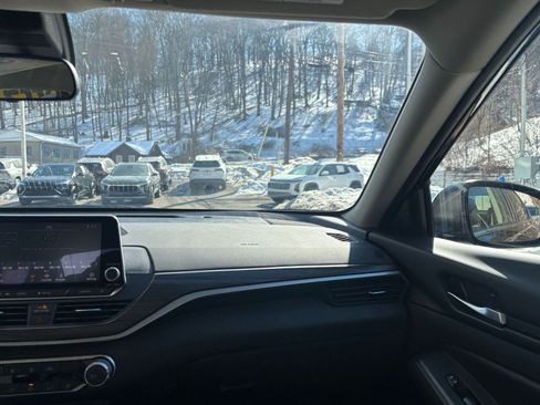 Used 2025 Nissan Altima 2.5 SV image 36