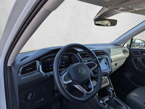 Used 2024 Volkswagen Tiguan SE image 12