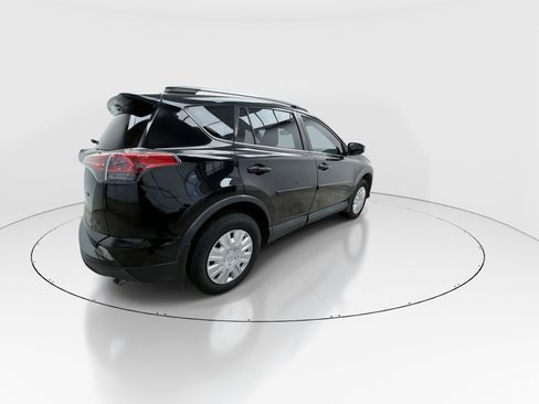 Used 2018 Toyota RAV4 LE FWD image 8