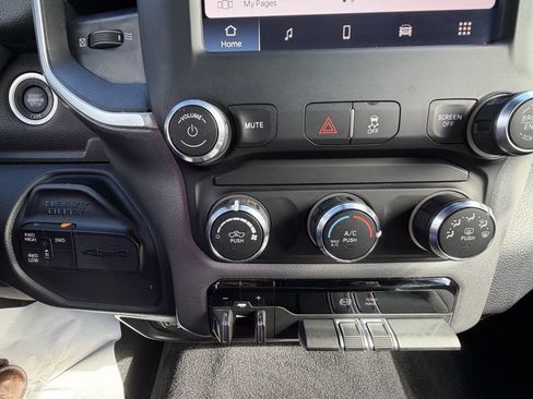 Used 2024 RAM 2500 Big Horn AWD/4WD image 26