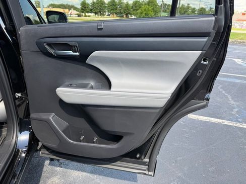 Used 2022 Toyota Highlander XLE AWD/4WD image 40