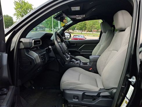 Used 2025 Toyota Tacoma SR5 AWD/4WD image 13