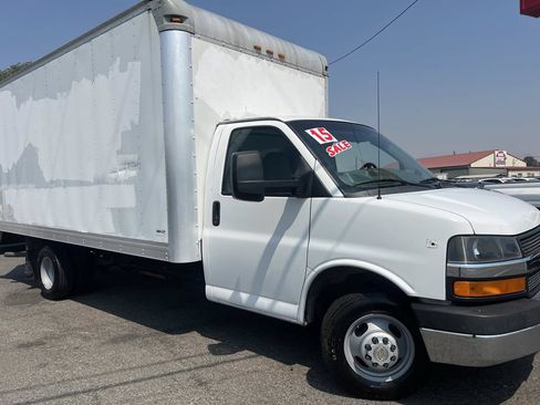 Used 2015 Chevrolet Express 3500 Extended w/ Chrome Appearance Package RWD image 4