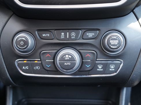 Used 2022 Jeep Cherokee Trailhawk w/ Sound & Nav Group AWD/4WD image 30