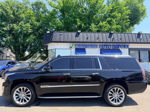 Used 2017 Cadillac Escalade ESV Luxury AWD/4WD image 6