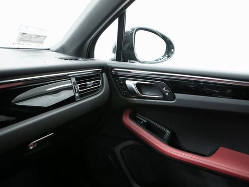 Certified 2025 Porsche Macan image 24