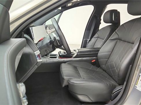 Used 2024 BMW 740i image 18