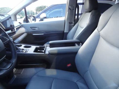 Used 2024 Toyota Sienna XLE FWD image 7