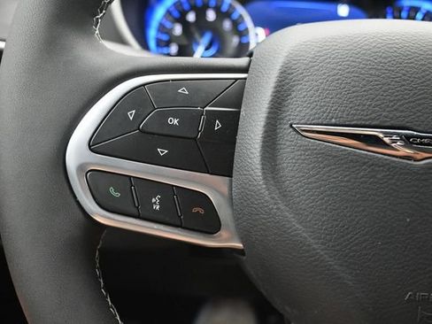 Used 2026 Chrysler Pacifica Select FWD image 10