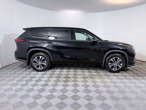 Used 2022 Toyota Highlander XLE AWD/4WD image 8