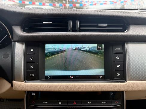 Used 2016 Jaguar XF Premium image 29