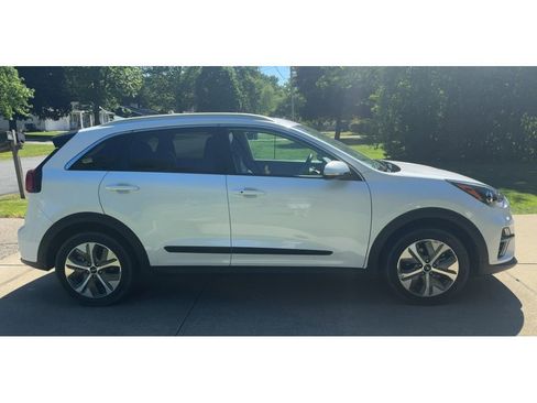 Used 2022 Kia Niro EX Premium w/ Cold Weather Package FWD image 3