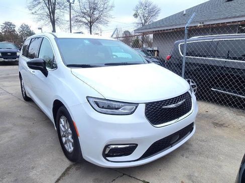 Used 2024 Chrysler Pacifica Touring-L image 3