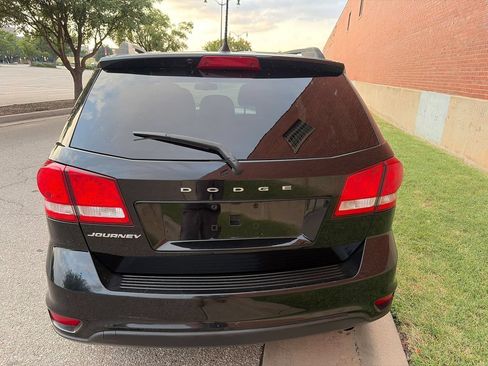 Used 2019 Dodge Journey SE w/ Connectivity Group FWD image 3