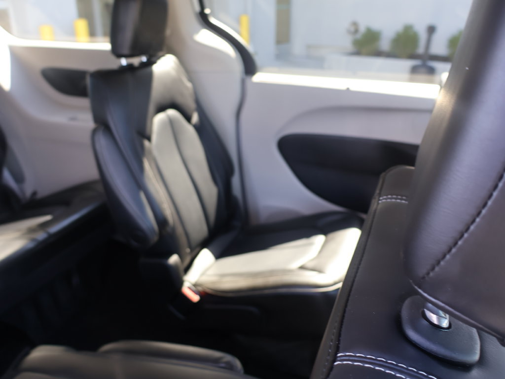 Used 2023 Chrysler Pacifica Touring-L FWD image 13