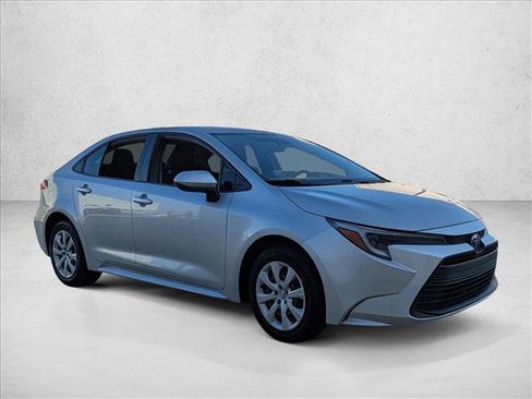 Used 2023 Toyota Corolla LE image 3