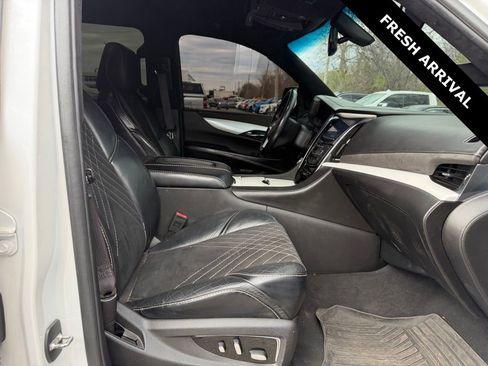 Used 2016 Cadillac Escalade 2WD image 3