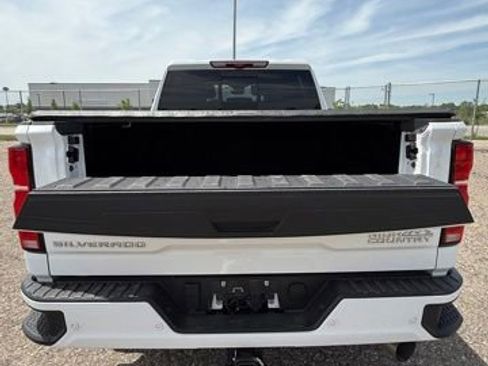 Used 2025 Chevrolet Silverado 2500 High Country w/ Technology Package AWD/4WD image 9