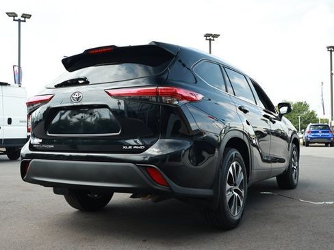 Used 2020 Toyota Highlander XLE AWD/4WD image 6