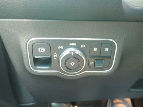 Used 2020 Mercedes-Benz GLB 250 w/ Premium Package image 36