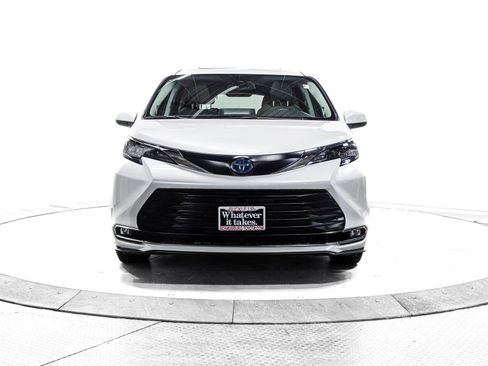 Used 2024 Toyota Sienna XLE image 2