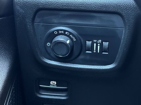 Used 2023 Jeep Grand Cherokee L Laredo image 32