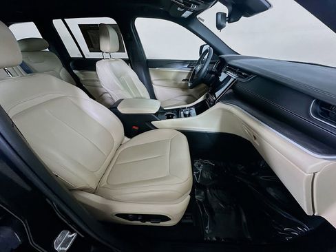 Used 2024 Jeep Grand Cherokee Limited w/ Black Appearance Package image 12