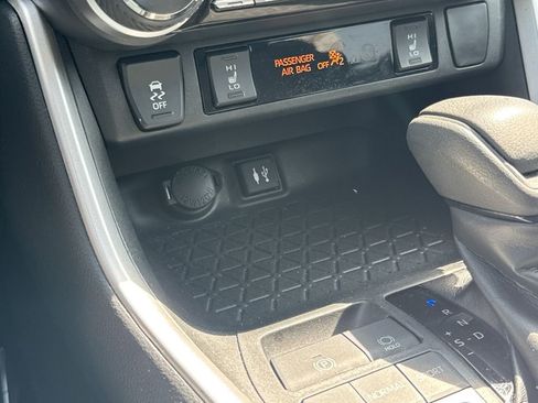 Used 2019 Toyota RAV4 XLE w/ Convenience Package FWD image 30