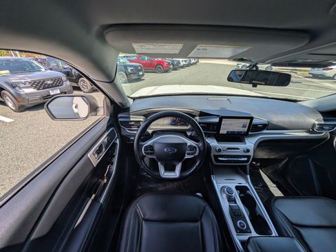 Used 2022 Ford Explorer XLT w/ Equipment Group 202A AWD/4WD image 19