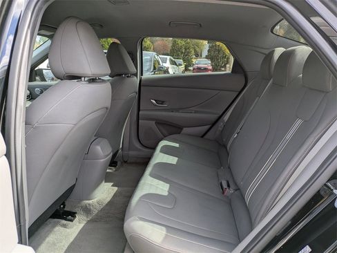 Used 2023 Hyundai Elantra SEL image 11