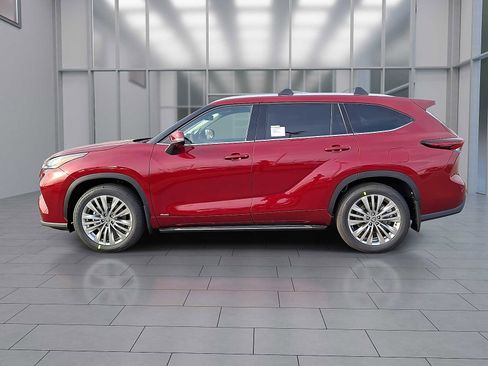 New 2026 Toyota Highlander Platinum image 3